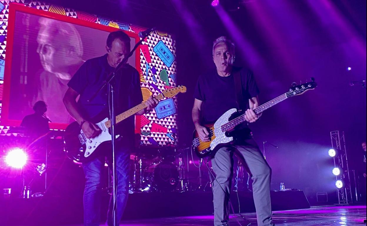 Hombres G sobre el escenario del Auditorio Municipal de Ponferrada.