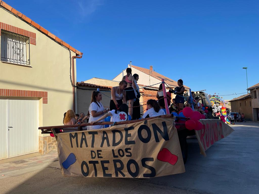 La localidad celebra unas fiestas a la vieja usanza con al vuelta a la normalidad tras la pandemia y recupera sus desfiles de disfraces donde la música y la diversión han marcado la jornada | El MatadeonFest se ha convertido en otra cita ineludible para los amantes de la música el primer fin de semana de septiembre.