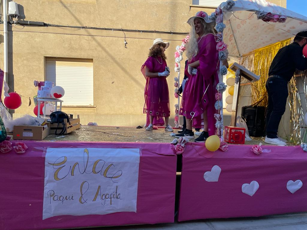 La localidad celebra unas fiestas a la vieja usanza con al vuelta a la normalidad tras la pandemia y recupera sus desfiles de disfraces donde la música y la diversión han marcado la jornada | El MatadeonFest se ha convertido en otra cita ineludible para los amantes de la música el primer fin de semana de septiembre.