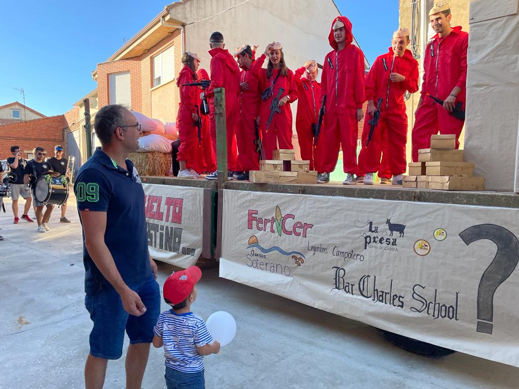 La localidad celebra unas fiestas a la vieja usanza con al vuelta a la normalidad tras la pandemia y recupera sus desfiles de disfraces donde la música y la diversión han marcado la jornada | El MatadeonFest se ha convertido en otra cita ineludible para los amantes de la música el primer fin de semana de septiembre.