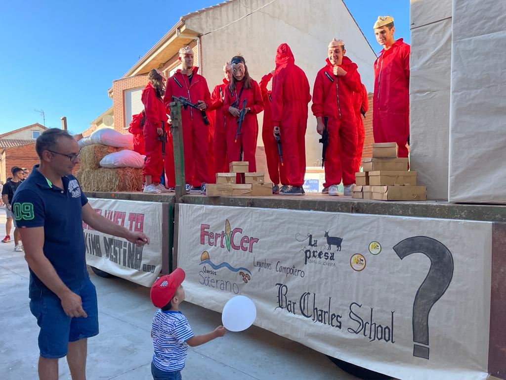 La localidad celebra unas fiestas a la vieja usanza con al vuelta a la normalidad tras la pandemia y recupera sus desfiles de disfraces donde la música y la diversión han marcado la jornada | El MatadeonFest se ha convertido en otra cita ineludible para los amantes de la música el primer fin de semana de septiembre.