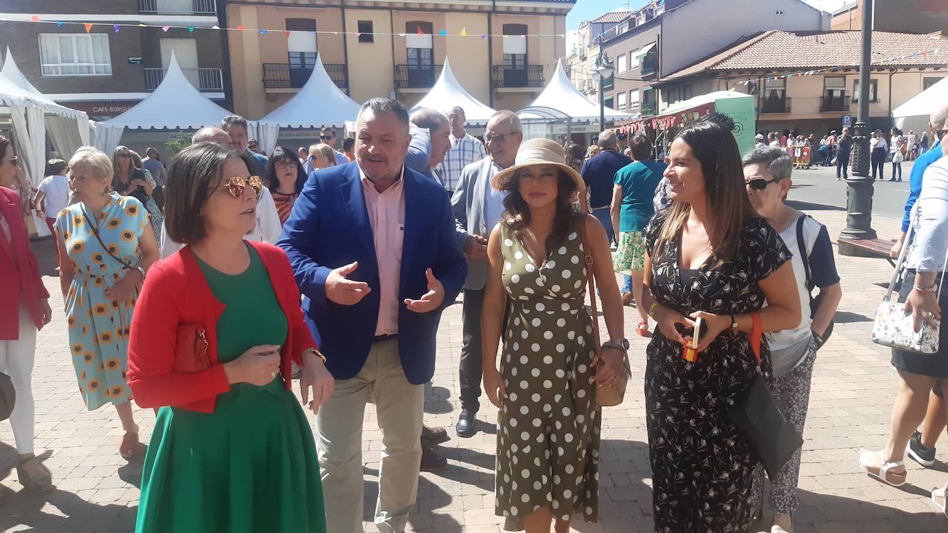 La localidad del Órbigo celebra por todo lo alto la XV edició nde la Feria del Dulce, una cita que vuelve tras la pandemia | Una treintena de expositores hacen las delicias durante este primer fin de semana de septiembre de vecinos y visitantes que disfrutan también de la música, los talleres y las degustaciones 