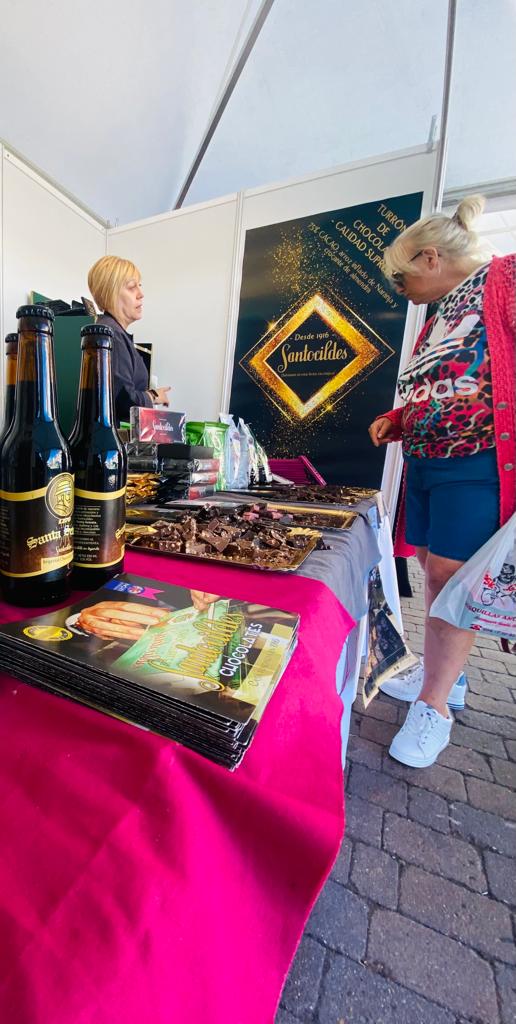 La localidad del Órbigo celebra por todo lo alto la XV edició nde la Feria del Dulce, una cita que vuelve tras la pandemia | Una treintena de expositores hacen las delicias durante este primer fin de semana de septiembre de vecinos y visitantes que disfrutan también de la música, los talleres y las degustaciones 