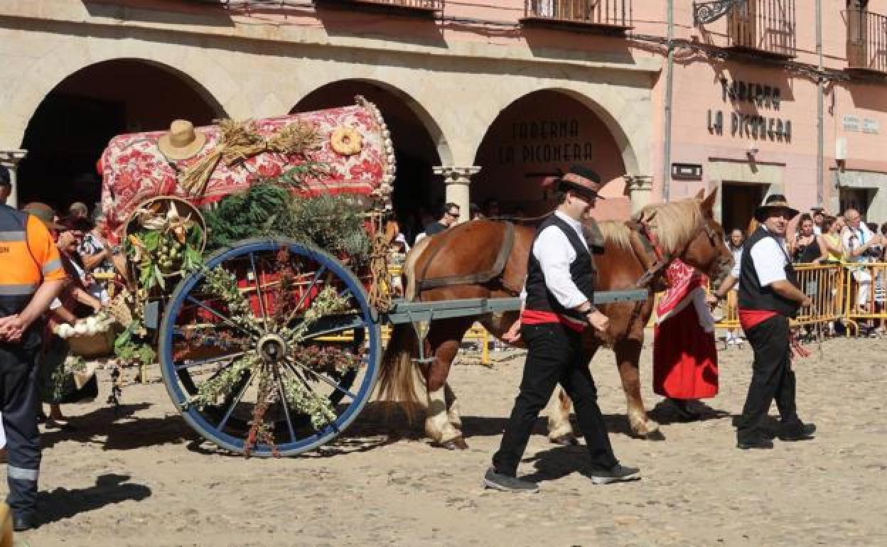 Los carros engalanados en la Plaza del Grano, una de las citas más tradicionales de San Froilán en León.