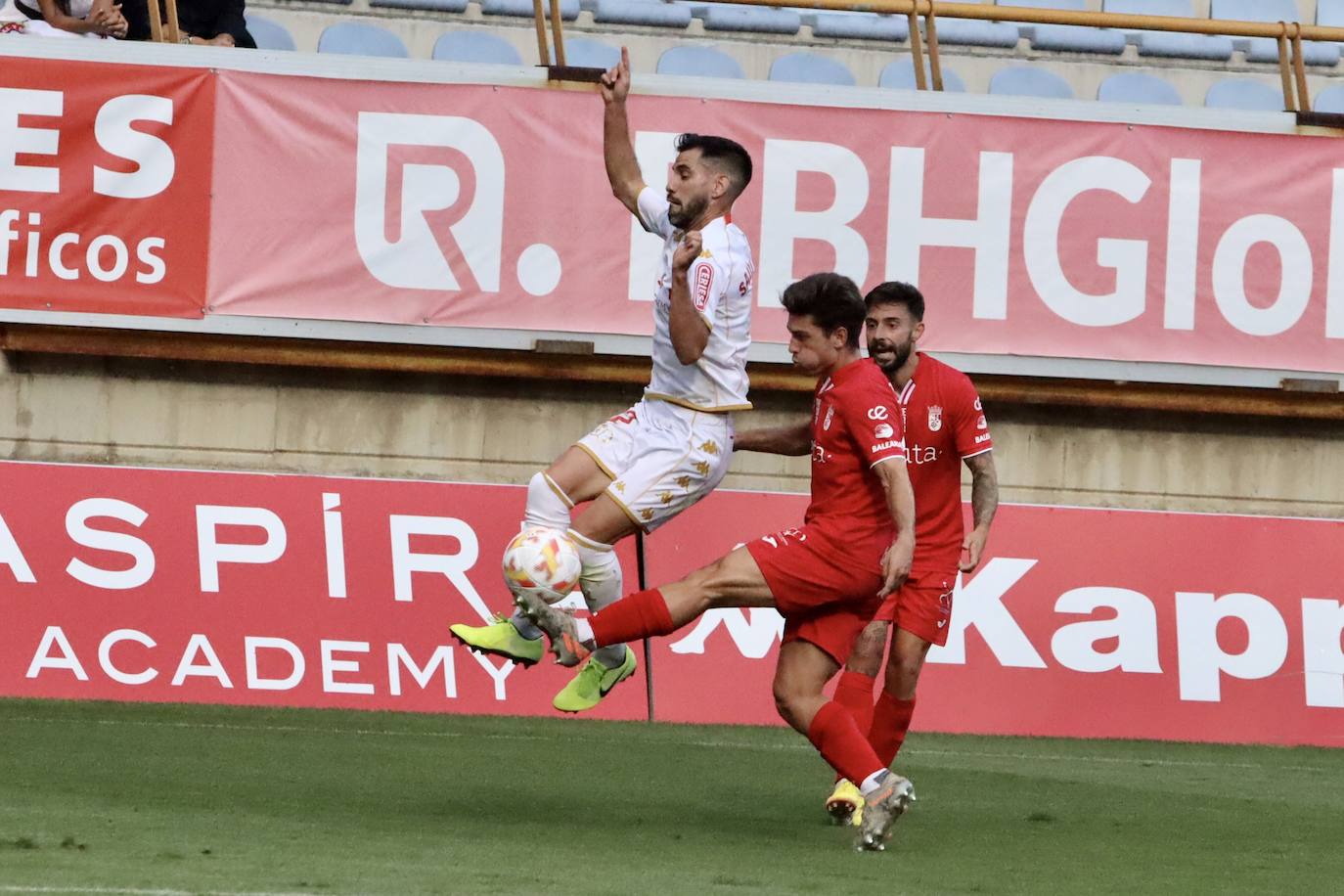 Un instante del partido entre la Cultural y el Ceuta.