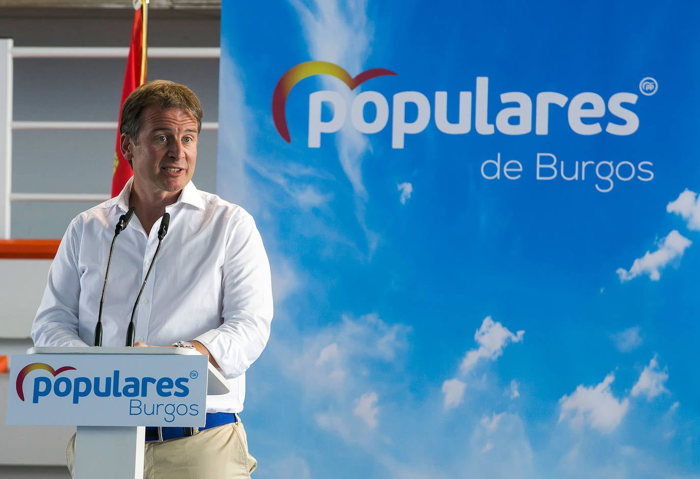 El presidente del PP de Castilla y León, Alfonso Fernández Mañueco, asiste al acto de apertura del curso político del PP de Burgos, junto al presidente provincial de la formación, Borja Suárez, donde comparten una comida con afiliados y simpatizantes.