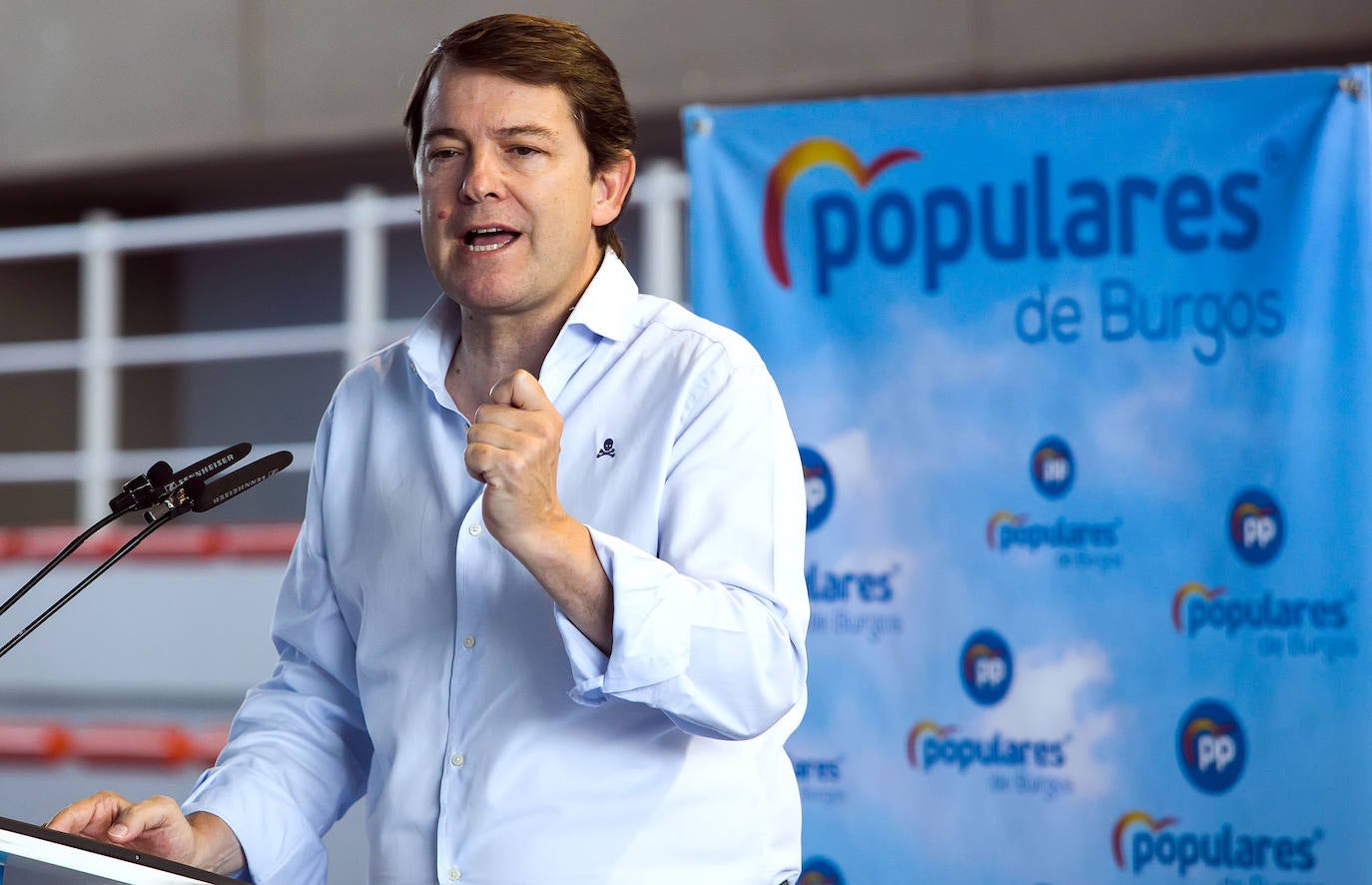 El presidente del PP de Castilla y León, Alfonso Fernández Mañueco, asiste al acto de apertura del curso político del PP de Burgos, junto al presidente provincial de la formación, Borja Suárez, donde comparten una comida con afiliados y simpatizantes.