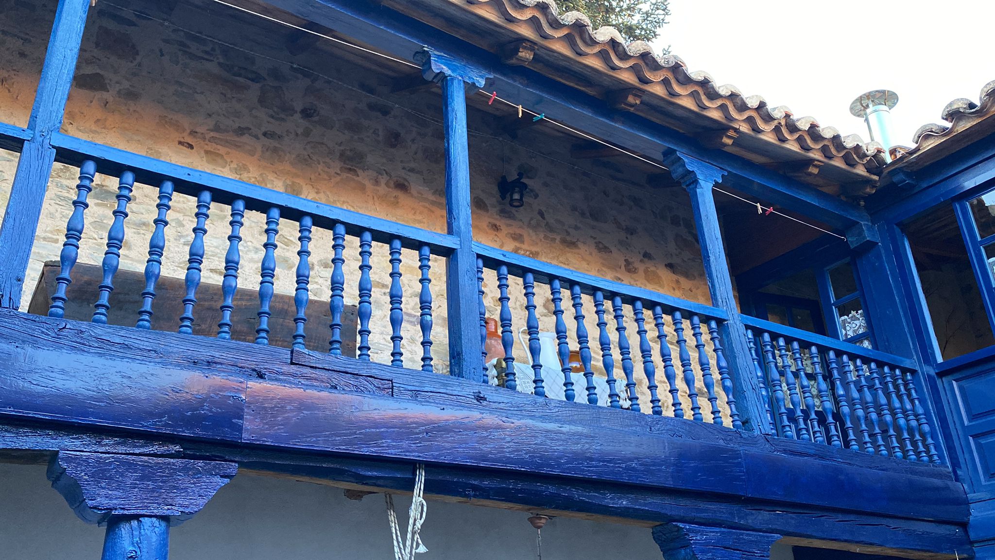 Santa Colomba de Somoza celebra este primer fin de semana de septiembre la IV Feria de la Artesanía 'Patios con Arte' | Medio centenar de artistas presentan sus trabajos en una decena de casas maragatas, símbolo de la arquitectura tradicional de la zona.