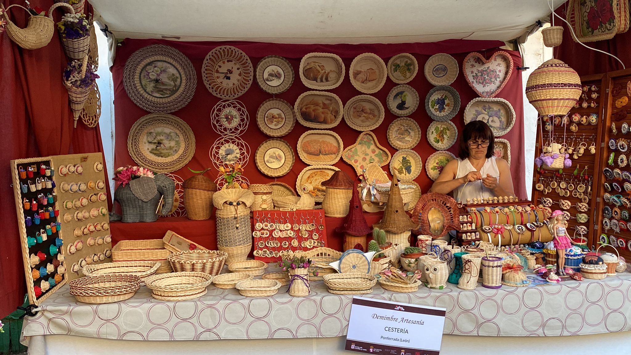 Santa Colomba de Somoza celebra este primer fin de semana de septiembre la IV Feria de la Artesanía 'Patios con Arte' | Medio centenar de artistas presentan sus trabajos en una decena de casas maragatas, símbolo de la arquitectura tradicional de la zona.