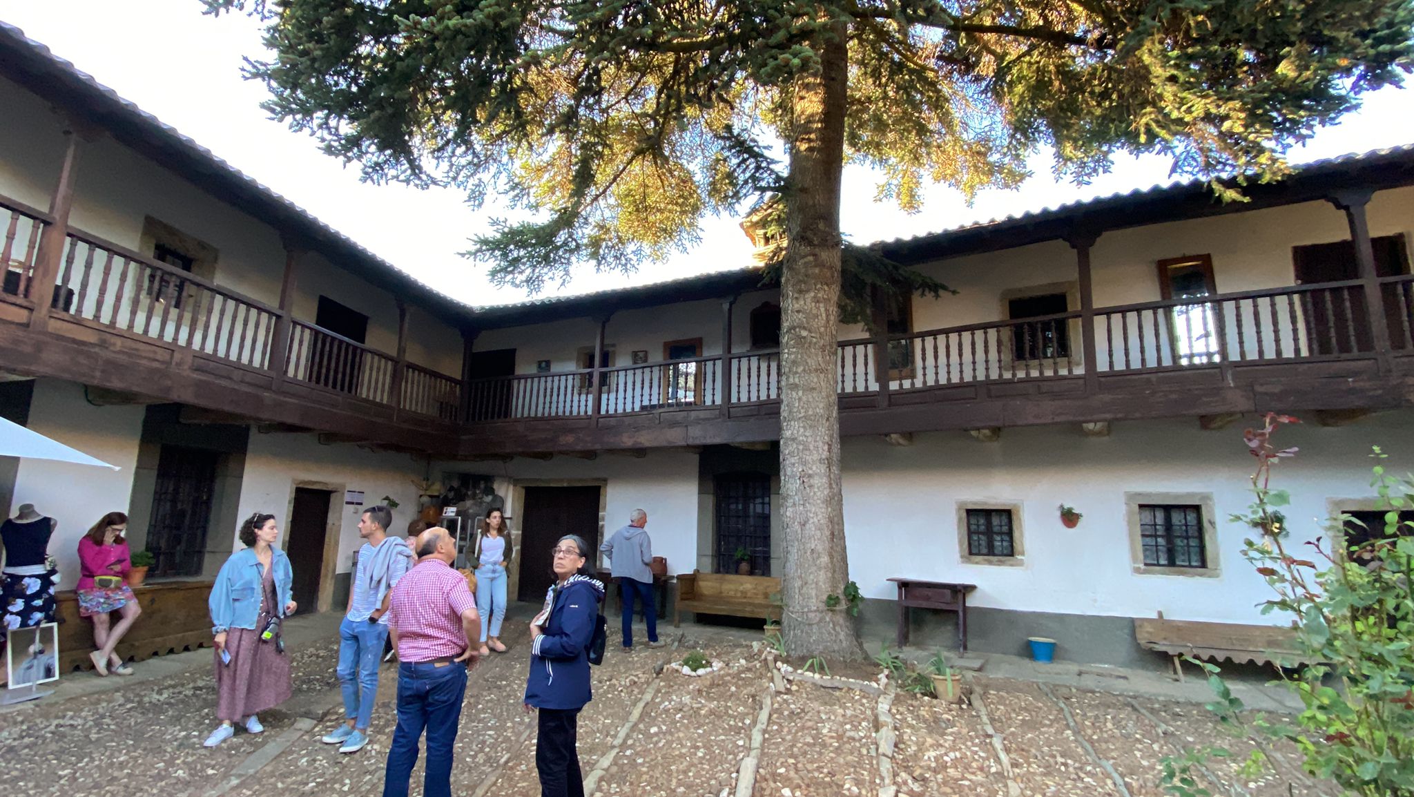 Santa Colomba de Somoza celebra este primer fin de semana de septiembre la IV Feria de la Artesanía 'Patios con Arte' | Medio centenar de artistas presentan sus trabajos en una decena de casas maragatas, símbolo de la arquitectura tradicional de la zona.