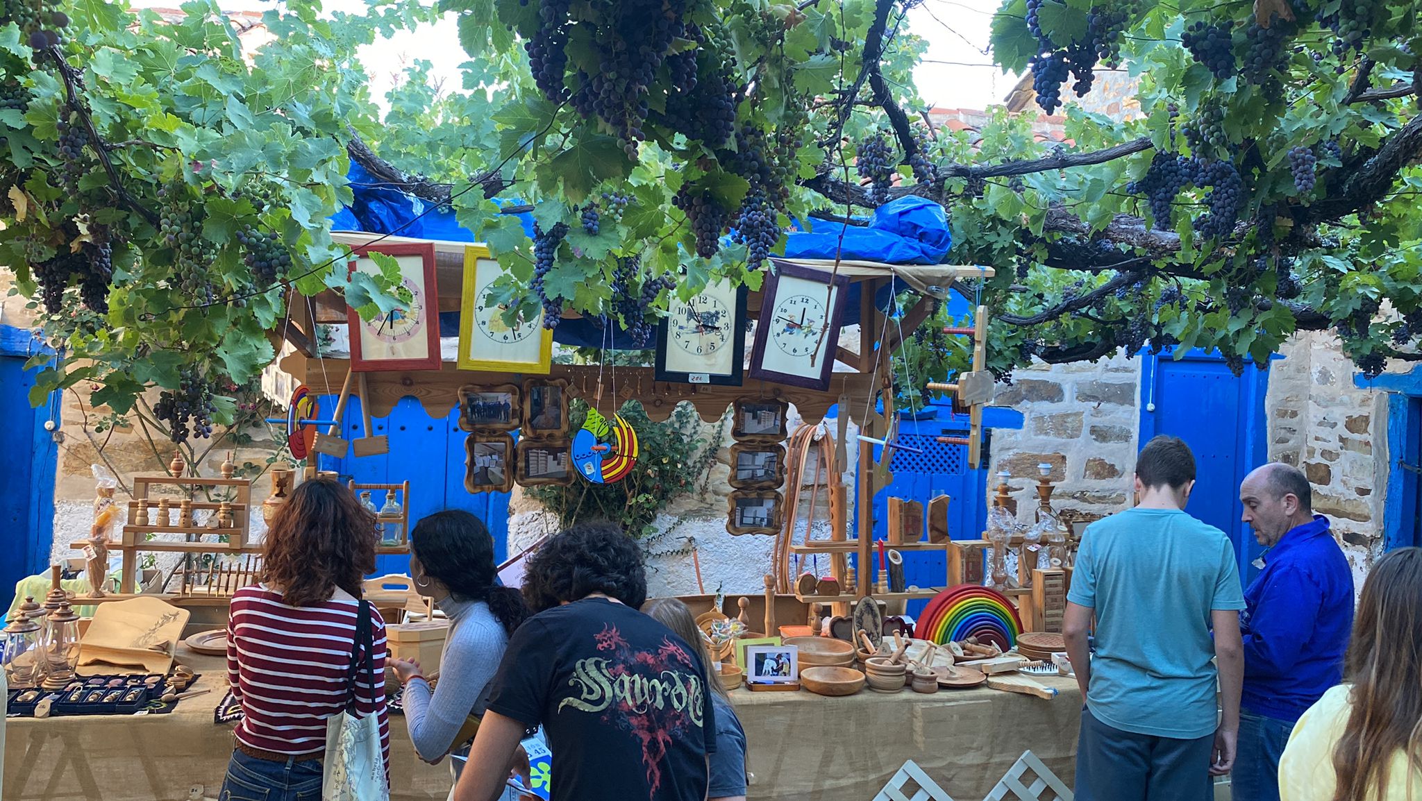 Santa Colomba de Somoza celebra este primer fin de semana de septiembre la IV Feria de la Artesanía 'Patios con Arte' | Medio centenar de artistas presentan sus trabajos en una decena de casas maragatas, símbolo de la arquitectura tradicional de la zona.