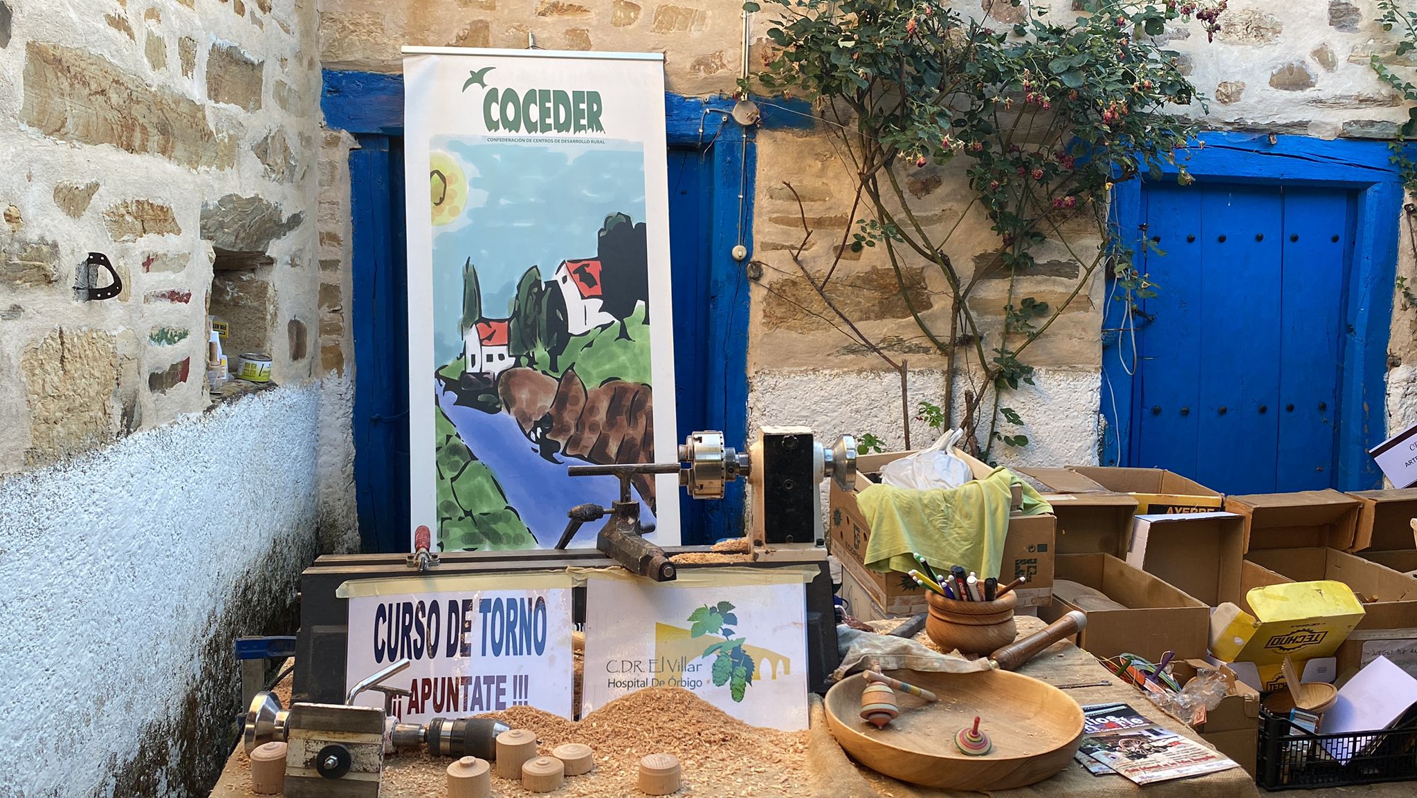 Santa Colomba de Somoza celebra este primer fin de semana de septiembre la IV Feria de la Artesanía 'Patios con Arte' | Medio centenar de artistas presentan sus trabajos en una decena de casas maragatas, símbolo de la arquitectura tradicional de la zona.