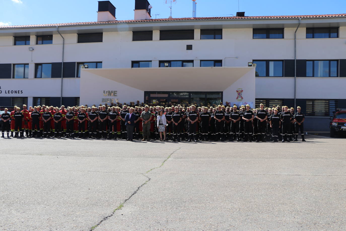 La ministra de Defensa descarta cerrar el campo de El Teleno: «El cambio climático está influyendo mucho en los incendios». Margarita Robles visita el V Batallón de la UME en la base militar leonesa de Conde Gazola: «Quiero poner en valor lo orgullosos que nos sentimos de la UME. León es una ciudad y una provincia para España, que hace muy grande nuestro país». 