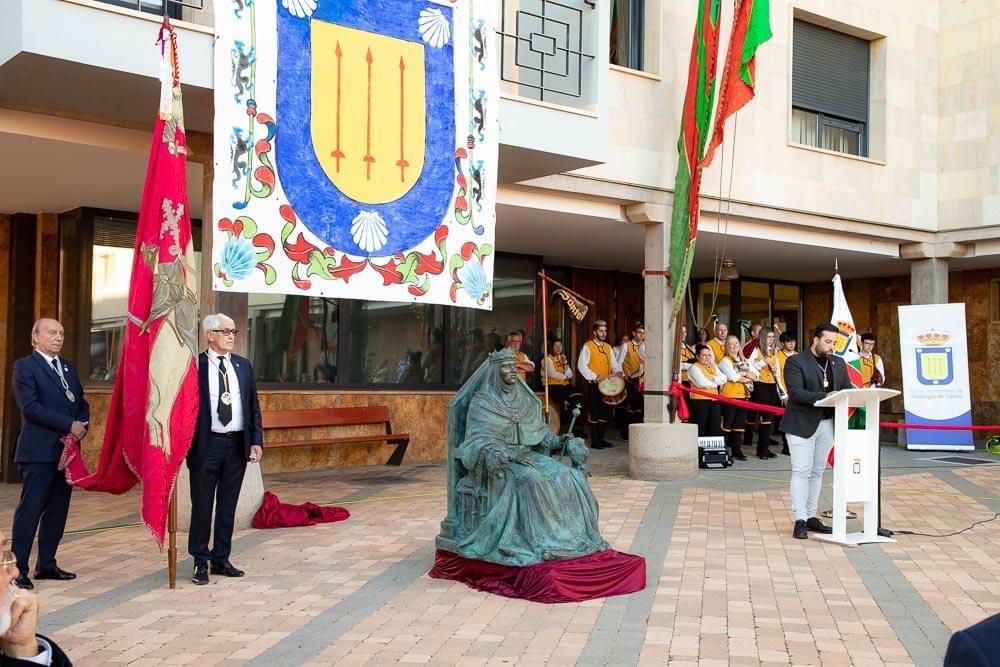 Este sábado la localidad inauguraba una estatua en honor a la reina cuando se cumplen 900 años de la creación del Señorío Eclesiástico de Villadangos | El autor de la escultura, Christian Vega Llamazares, estuvo acompañado en la puesta de largo por la Muy Ilustre, Real e Imperial Cofradía del Milagroso Pendón de San Isidoro.