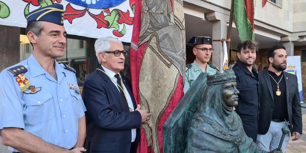 Este sábado la localidad inauguraba una estatua en honor a la reina cuando se cumplen 900 años de la creación del Señorío Eclesiástico de Villadangos | El autor de la escultura, Christian Vega Llamazares, estuvo acompañado en la puesta de largo por la Muy Ilustre, Real e Imperial Cofradía del Milagroso Pendón de San Isidoro.