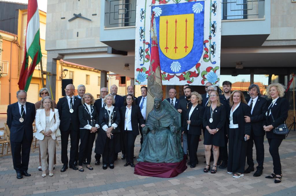 Este sábado la localidad inauguraba una estatua en honor a la reina cuando se cumplen 900 años de la creación del Señorío Eclesiástico de Villadangos | El autor de la escultura, Christian Vega Llamazares, estuvo acompañado en la puesta de largo por la Muy Ilustre, Real e Imperial Cofradía del Milagroso Pendón de San Isidoro.