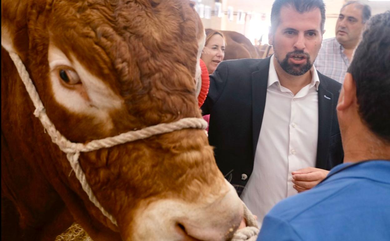 Tudanca, durante la visita a la Feria Agropecuaria de Salamanca este lunes. 