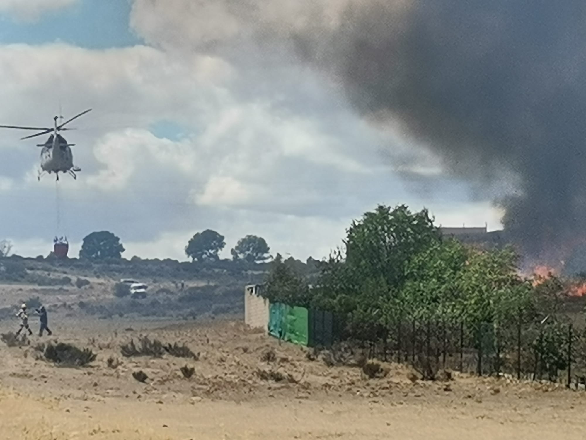 El incendio se originaba pasadas las 14.00 horas y dos dotaciones de bomberos de León trabajan en la zona.