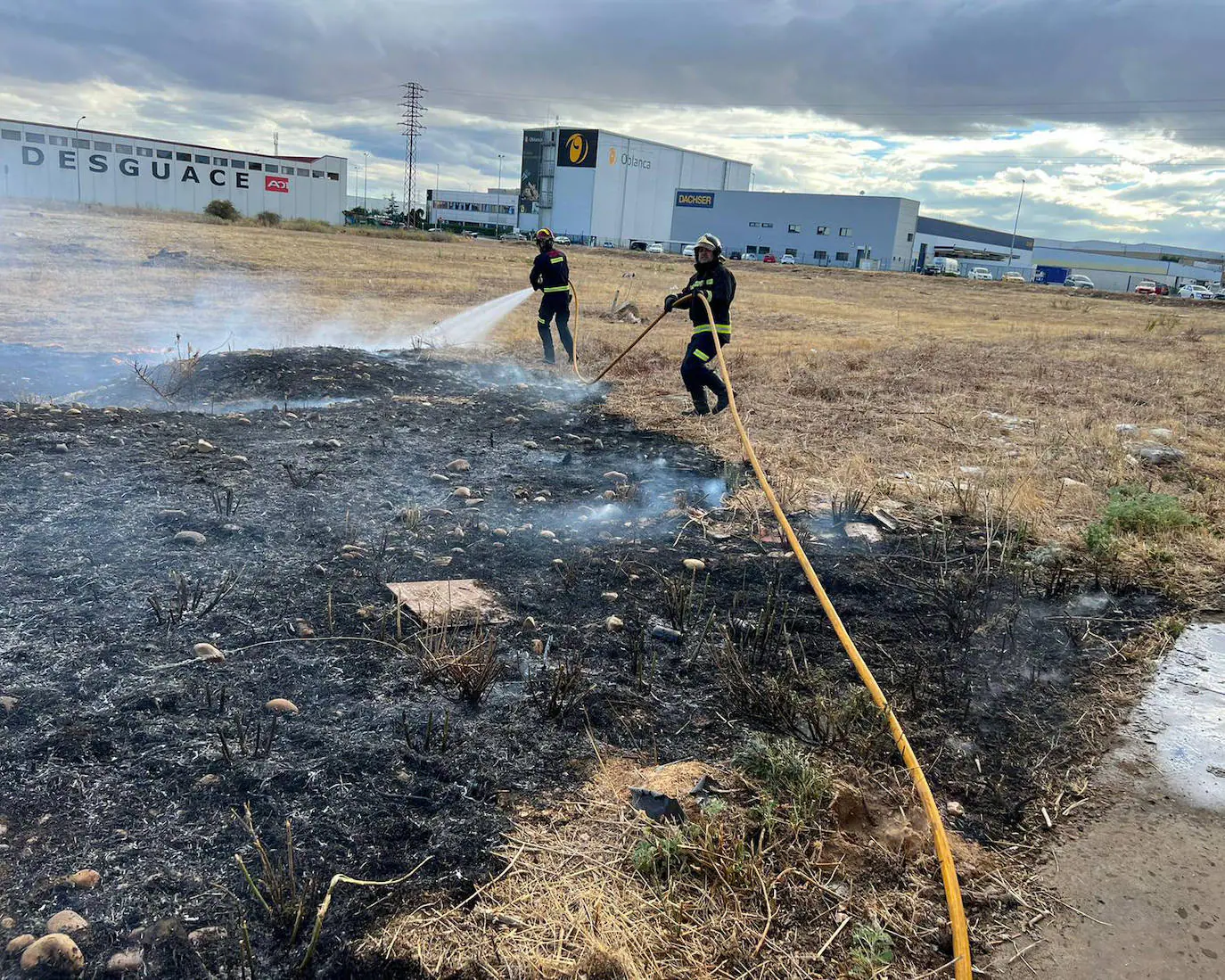 Los bomberos extinguen un incendio declarado en el polígono de Onzonilla