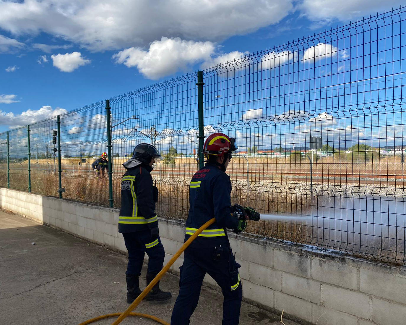 Los bomberos extinguen un incendio declarado en el polígono de Onzonilla