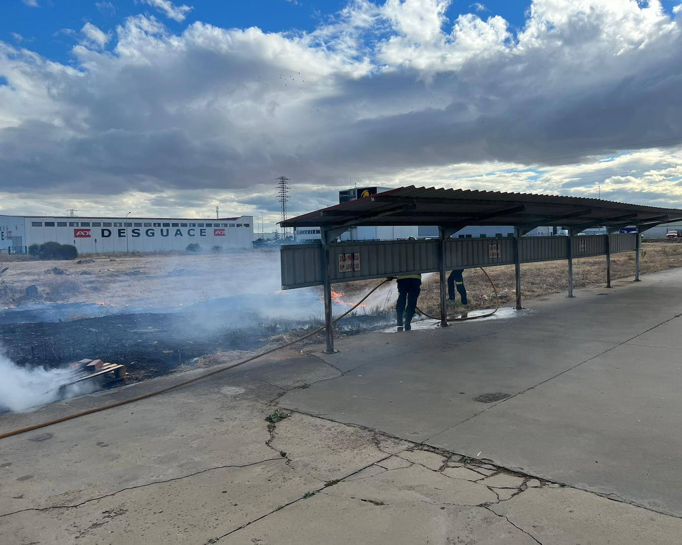 Los bomberos extinguen un incendio declarado en el polígono de Onzonilla