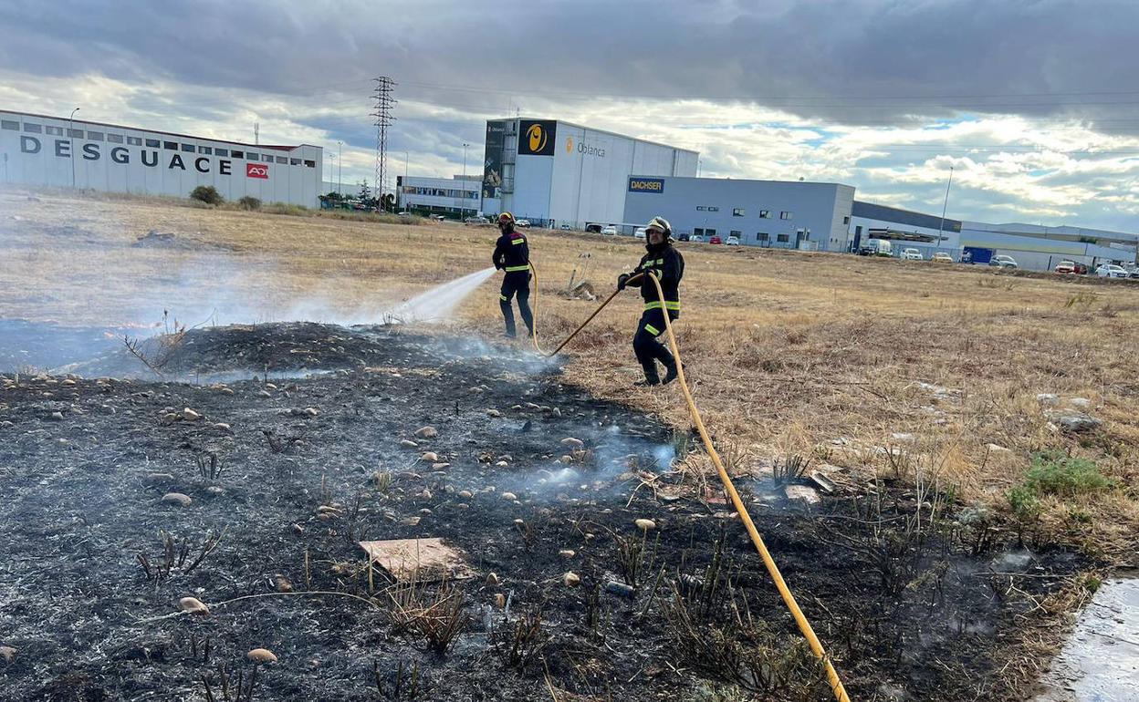 Los bomberos extinguen un fuego en el polígono industrial de Onzonilla.