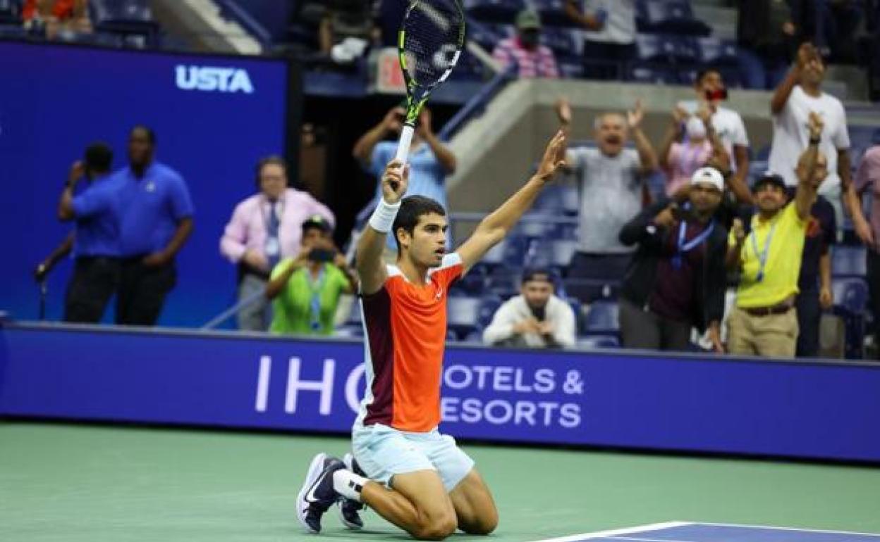 Alcaraz celebra un punto en el partido frente a Cilic.