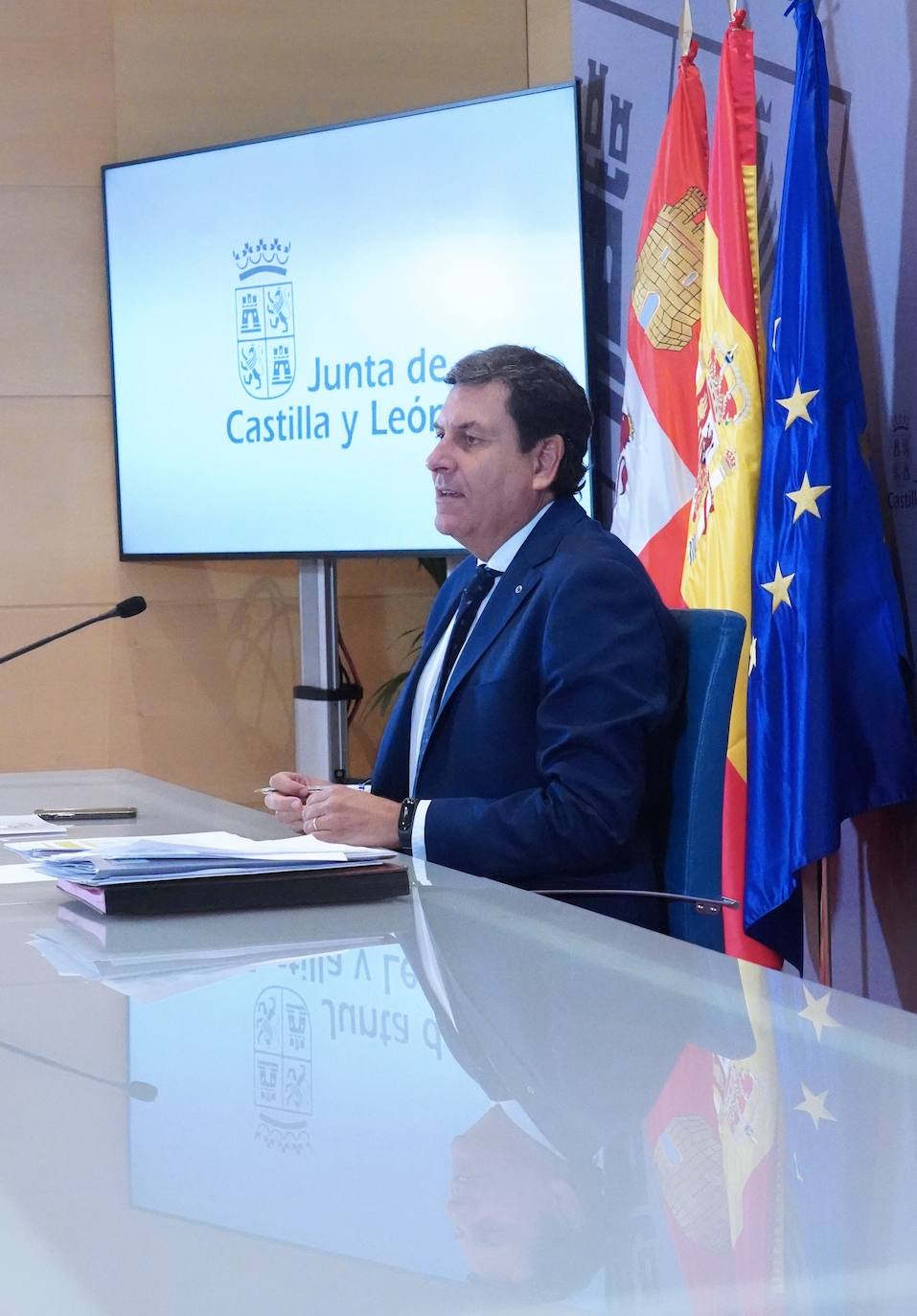 El consejero de Economía y Hacienda y portavoz de la Junta de Castilla y León, Carlos Fernández Carriedo, comparece en rueda de prensa posterior al Consejo de Gobierno.