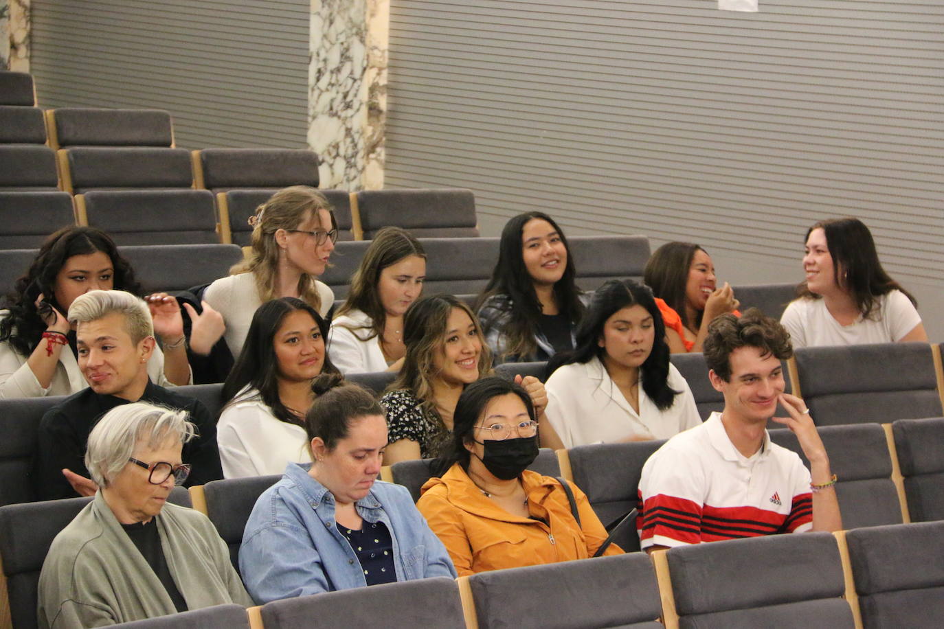 Los estudiantes del curso de Sociología de la Universidad de Washington participan en un coloquio con figuras políticas de León