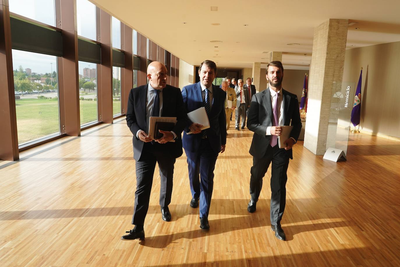 El presidente de la Junta de Castilla y León Alfonso Fernández Mañueco acompañado del vicepresidente Juan García Gallardo y el consejero de Presidencia Jesús Julio Carnero y otros consejeros y procuradores en la segunda jornada del primer Pleno del curso político de las Cortes de Castilla y León.