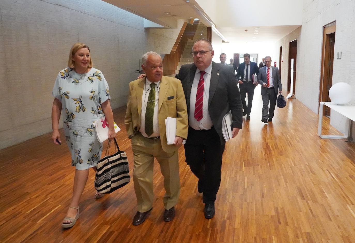 El presidente de la Junta de Castilla y León Alfonso Fernández Mañueco acompañado del vicepresidente Juan García Gallardo y el consejero de Presidencia Jesús Julio Carnero y otros consejeros y procuradores en la segunda jornada del primer Pleno del curso político de las Cortes de Castilla y León.