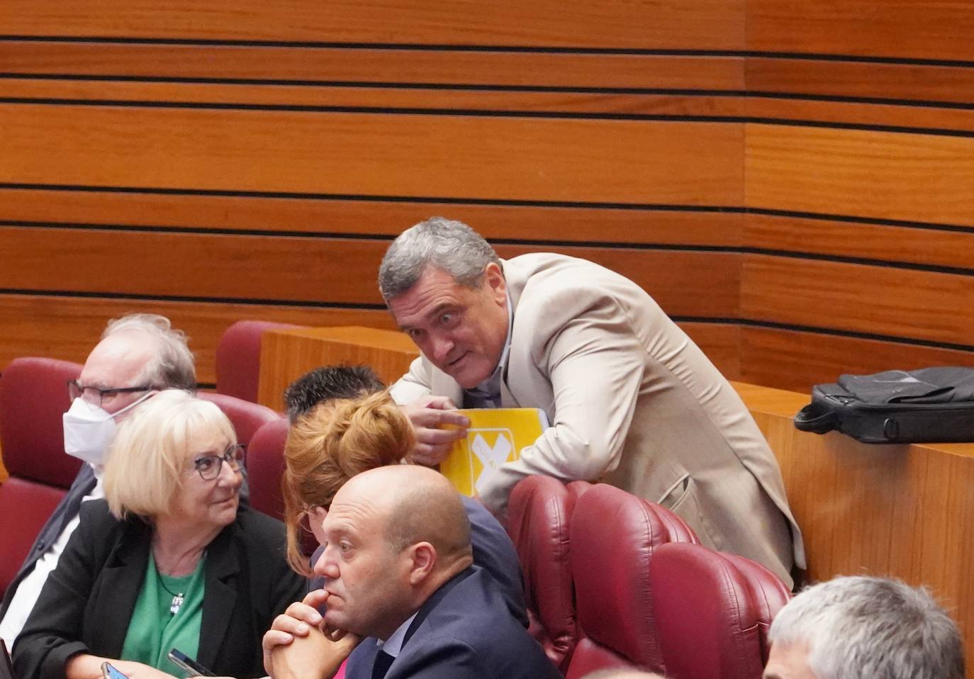 El presidente de la Junta de Castilla y León Alfonso Fernández Mañueco acompañado del vicepresidente Juan García Gallardo y el consejero de Presidencia Jesús Julio Carnero y otros consejeros y procuradores en la segunda jornada del primer Pleno del curso político de las Cortes de Castilla y León.