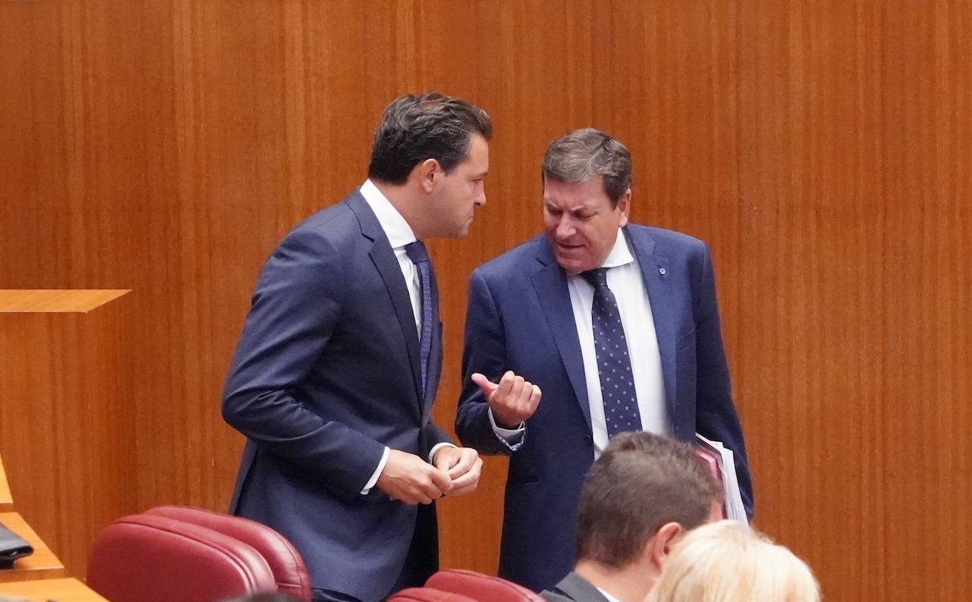 El presidente de la Junta de Castilla y León Alfonso Fernández Mañueco acompañado del vicepresidente Juan García Gallardo y el consejero de Presidencia Jesús Julio Carnero y otros consejeros y procuradores en la segunda jornada del primer Pleno del curso político de las Cortes de Castilla y León.