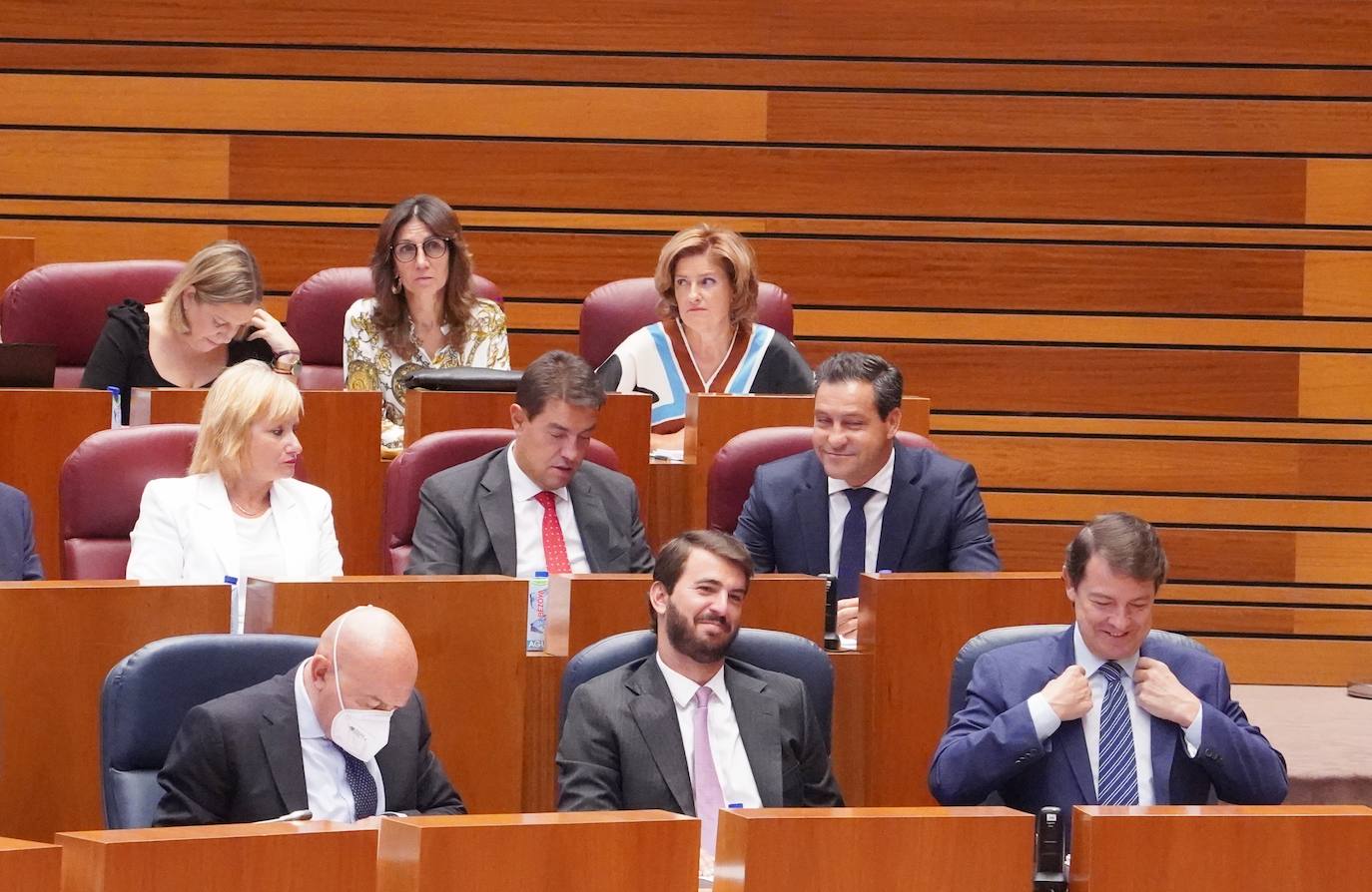 El presidente de la Junta de Castilla y León Alfonso Fernández Mañueco acompañado del vicepresidente Juan García Gallardo y el consejero de Presidencia Jesús Julio Carnero y otros consejeros y procuradores en la segunda jornada del primer Pleno del curso político de las Cortes de Castilla y León.