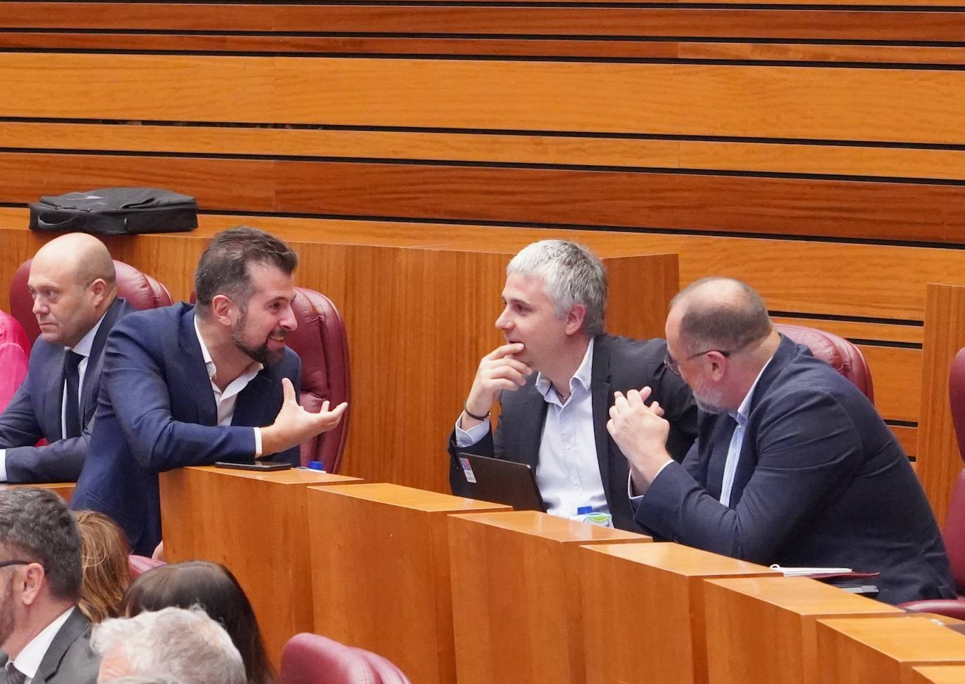 El presidente de la Junta de Castilla y León Alfonso Fernández Mañueco acompañado del vicepresidente Juan García Gallardo y el consejero de Presidencia Jesús Julio Carnero y otros consejeros y procuradores en la segunda jornada del primer Pleno del curso político de las Cortes de Castilla y León.