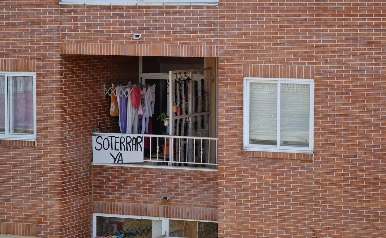 Una pancarta solicita el soterramiento en un balcón de San Andrés.