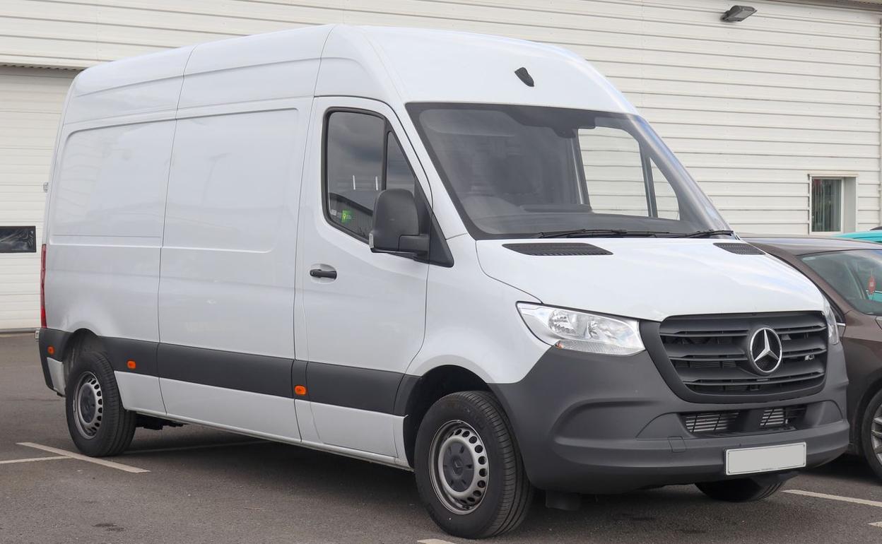 El acusado vendió una Mercedes Sprinter a una sociedad a la que alquiló el vehículo con opción a recompra. Sin embargo, nunca llegó a abonar ninguno de los plazos. 