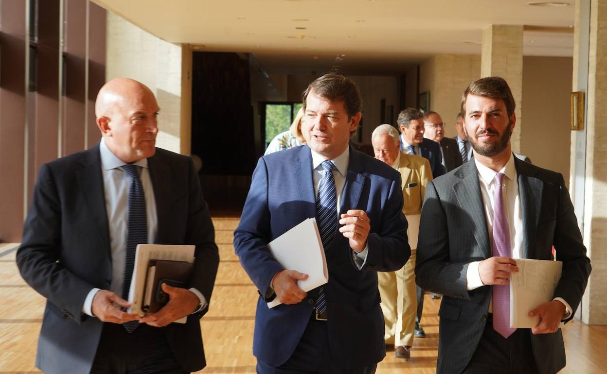 El consejero Jesús Julio Carnero, Alfonso Fernández Mañueco y Juan García Gallardo durante la segudna jornada de pleno de este miércoles. 