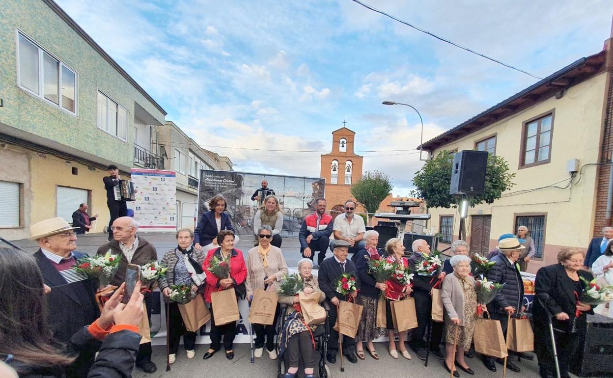 Santa María del Páramo ha celebrado esta tarde un acto de homenaje a los mayores del municipio