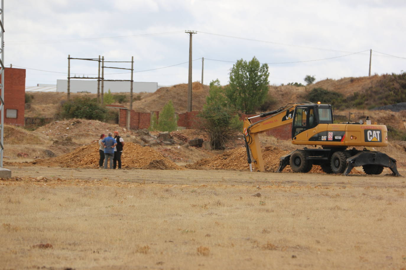 Un equipo de arqueólogos de la Universidad Complutense y el Consejo de Investigaciones Científicas realizan las catas en un descampado de Trobajo del Camino que esconde los restos de un campamento militar romano datado entre los siglo I y III d.C | Es el primer y mayor campamento para la realización de prácticas militares encontrado en la península Ibérica.