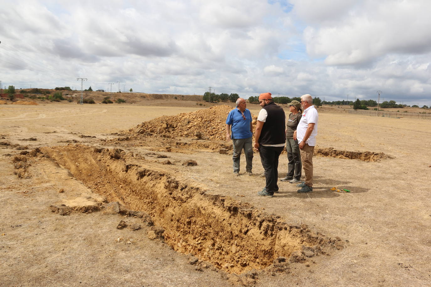 Un equipo de arqueólogos de la Universidad Complutense y el Consejo de Investigaciones Científicas realizan las catas en un descampado de Trobajo del Camino que esconde los restos de un campamento militar romano datado entre los siglo I y III d.C | Es el primer y mayor campamento para la realización de prácticas militares encontrado en la península Ibérica.