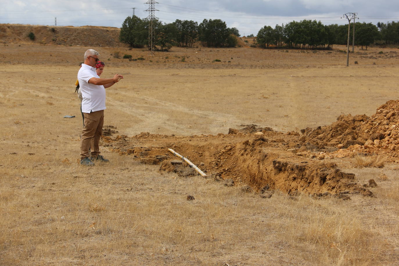 Un equipo de arqueólogos de la Universidad Complutense y el Consejo de Investigaciones Científicas realizan las catas en un descampado de Trobajo del Camino que esconde los restos de un campamento militar romano datado entre los siglo I y III d.C | Es el primer y mayor campamento para la realización de prácticas militares encontrado en la península Ibérica.