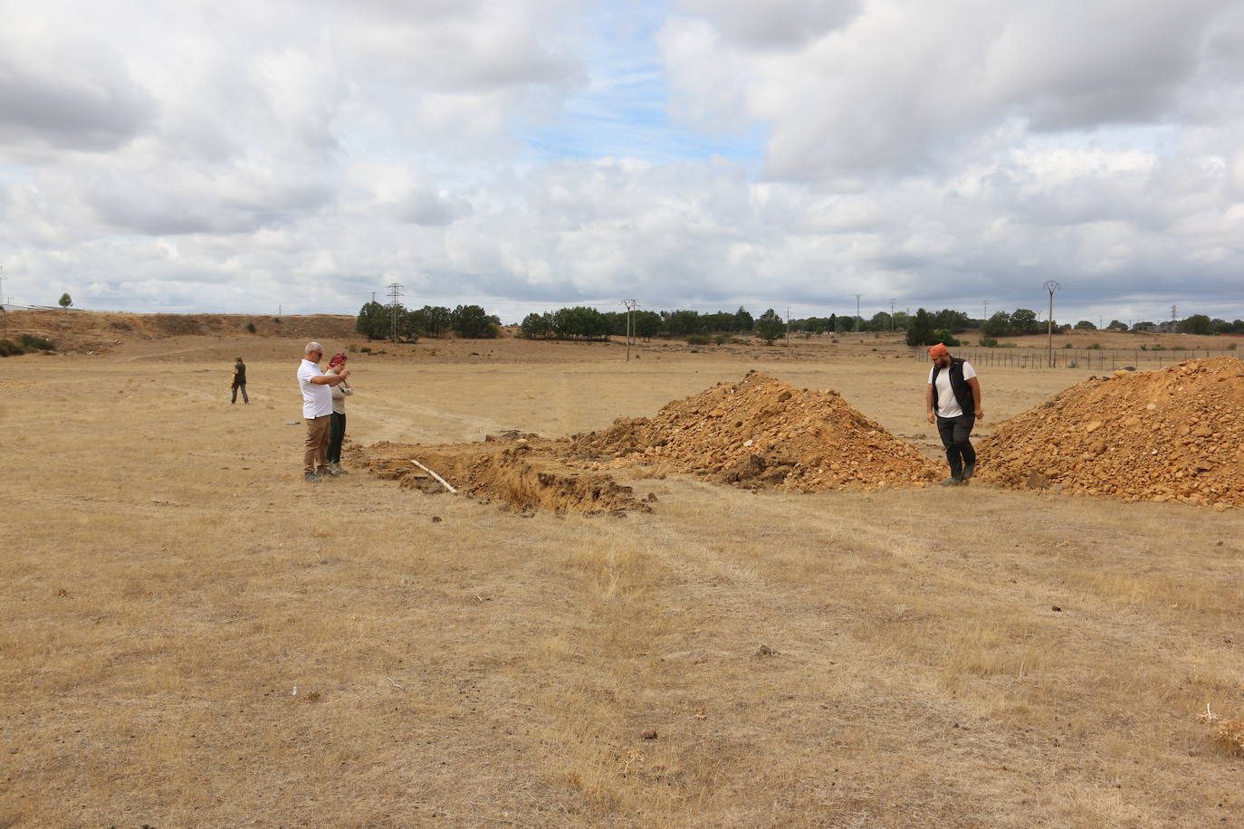 Un equipo de arqueólogos de la Universidad Complutense y el Consejo de Investigaciones Científicas realizan las catas en un descampado de Trobajo del Camino que esconde los restos de un campamento militar romano datado entre los siglo I y III d.C | Es el primer y mayor campamento para la realización de prácticas militares encontrado en la península Ibérica.