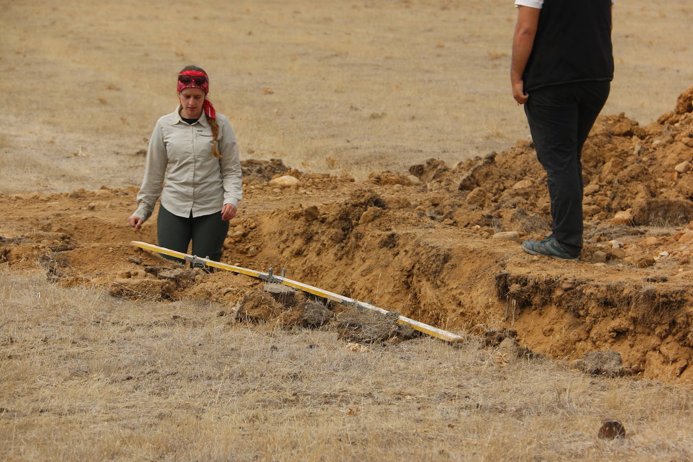 Un equipo de arqueólogos de la Universidad Complutense y el Consejo de Investigaciones Científicas realizan las catas en un descampado de Trobajo del Camino que esconde los restos de un campamento militar romano datado entre los siglo I y III d.C | Es el primer y mayor campamento para la realización de prácticas militares encontrado en la península Ibérica.