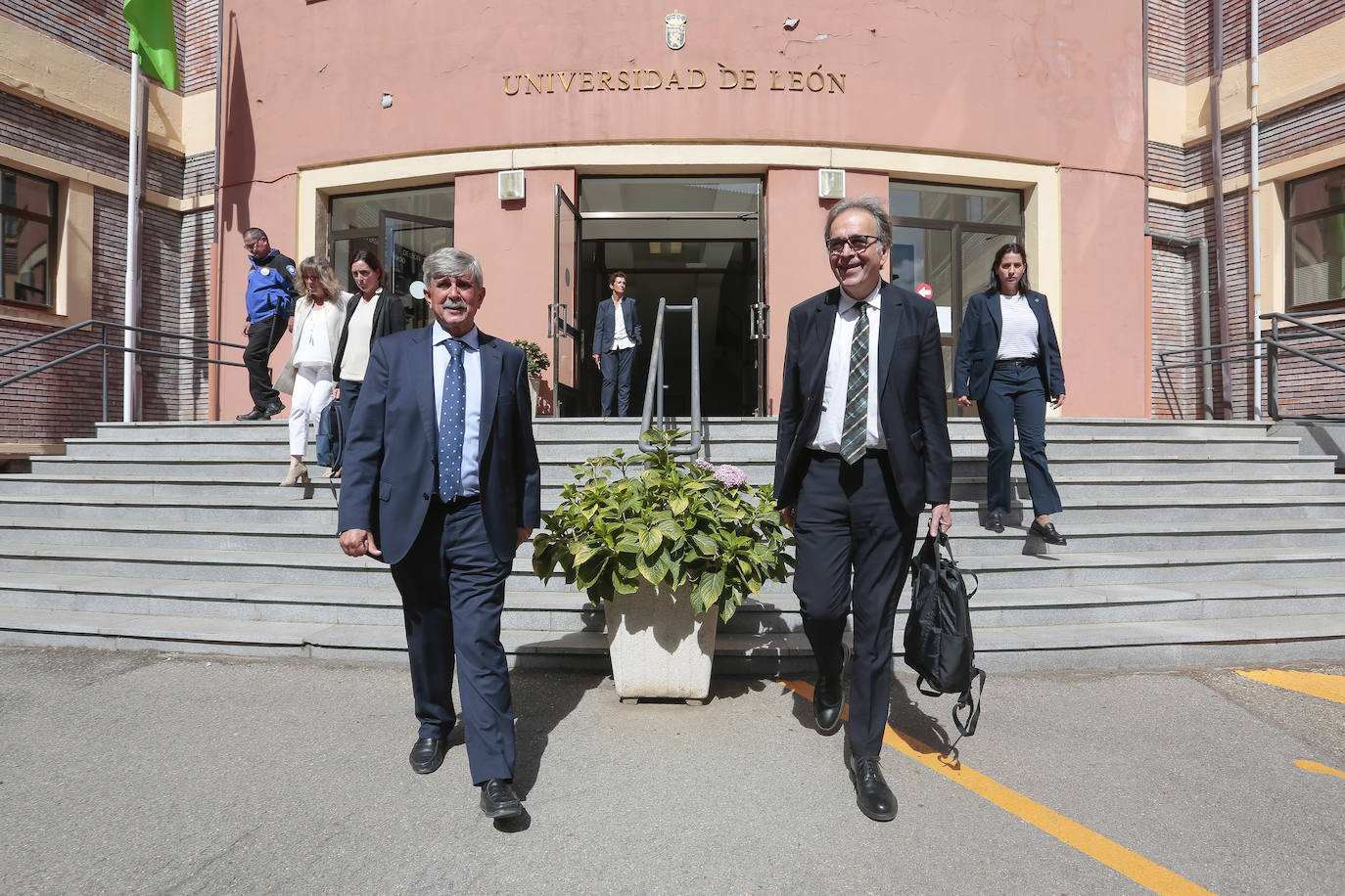 Joan Subirats, ministro de Universidades, visita la Universidad de León para dar a conocer los detalles de la nueva Ley de Universidades.