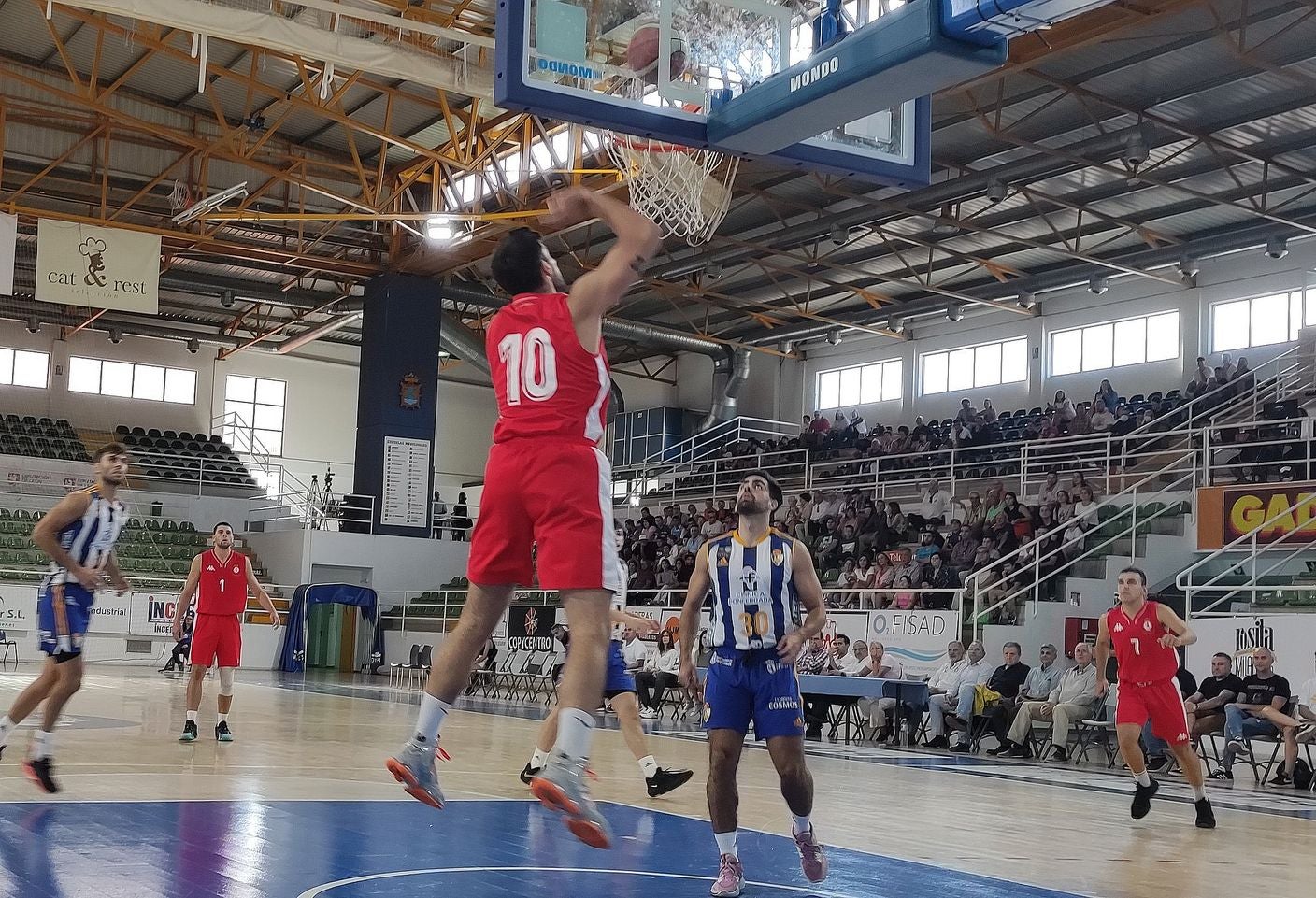 Los dos clubes más representativos de la provincia a nivel futbolístico estrenan sus secciones de baloncesto en el 'I Torneo Fiestas de La Encina' | El duelo cae del lado berciano. 