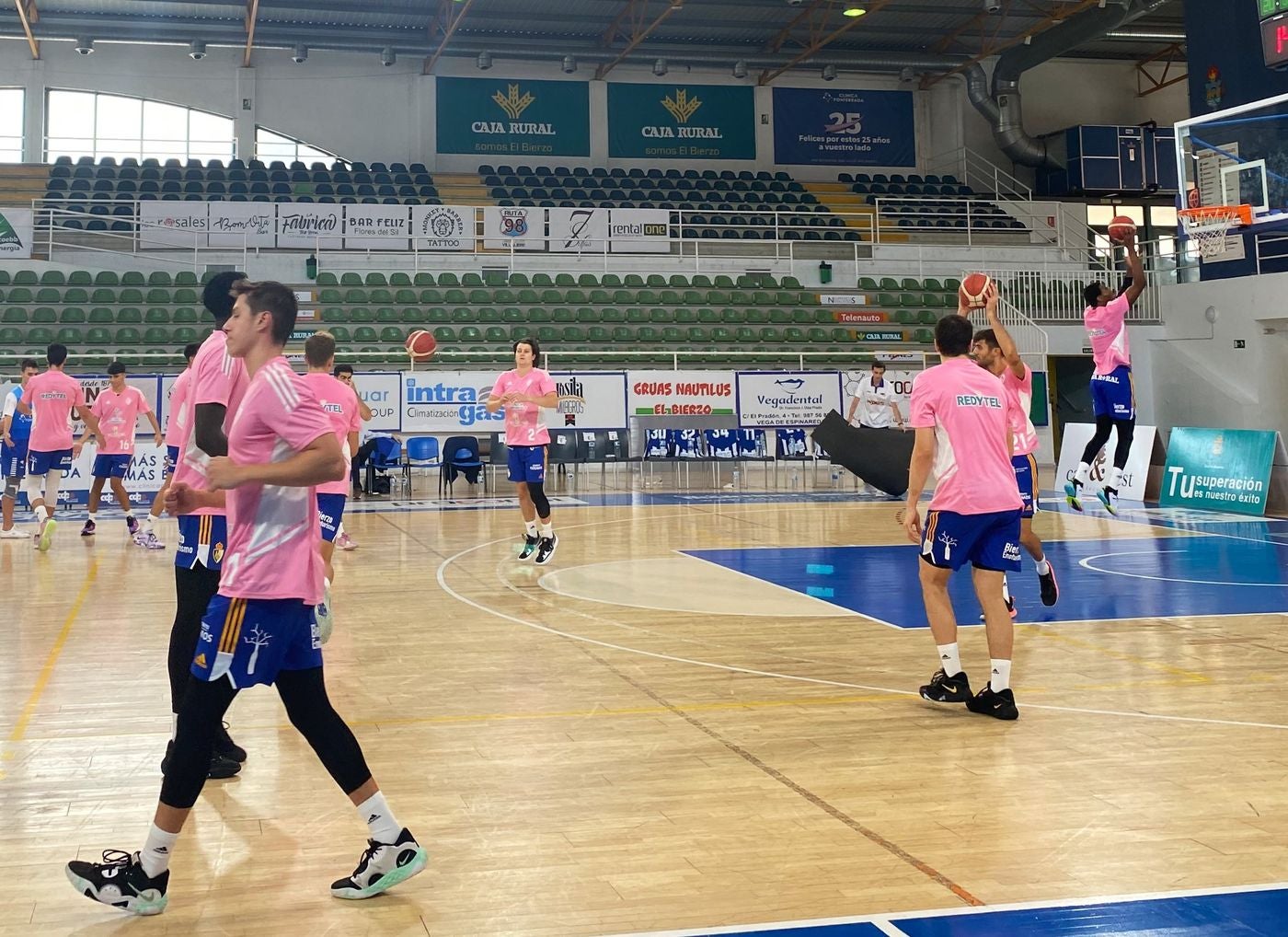 Los dos clubes más representativos de la provincia a nivel futbolístico estrenan sus secciones de baloncesto en el 'I Torneo Fiestas de La Encina' | El duelo cae del lado berciano. 