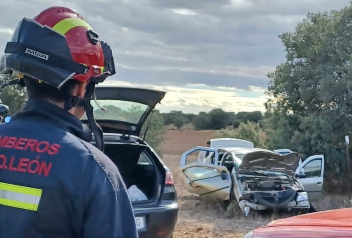 Accidente de tráfico en Valdebimbre CL-622 en el que intervinieron bomberos de León