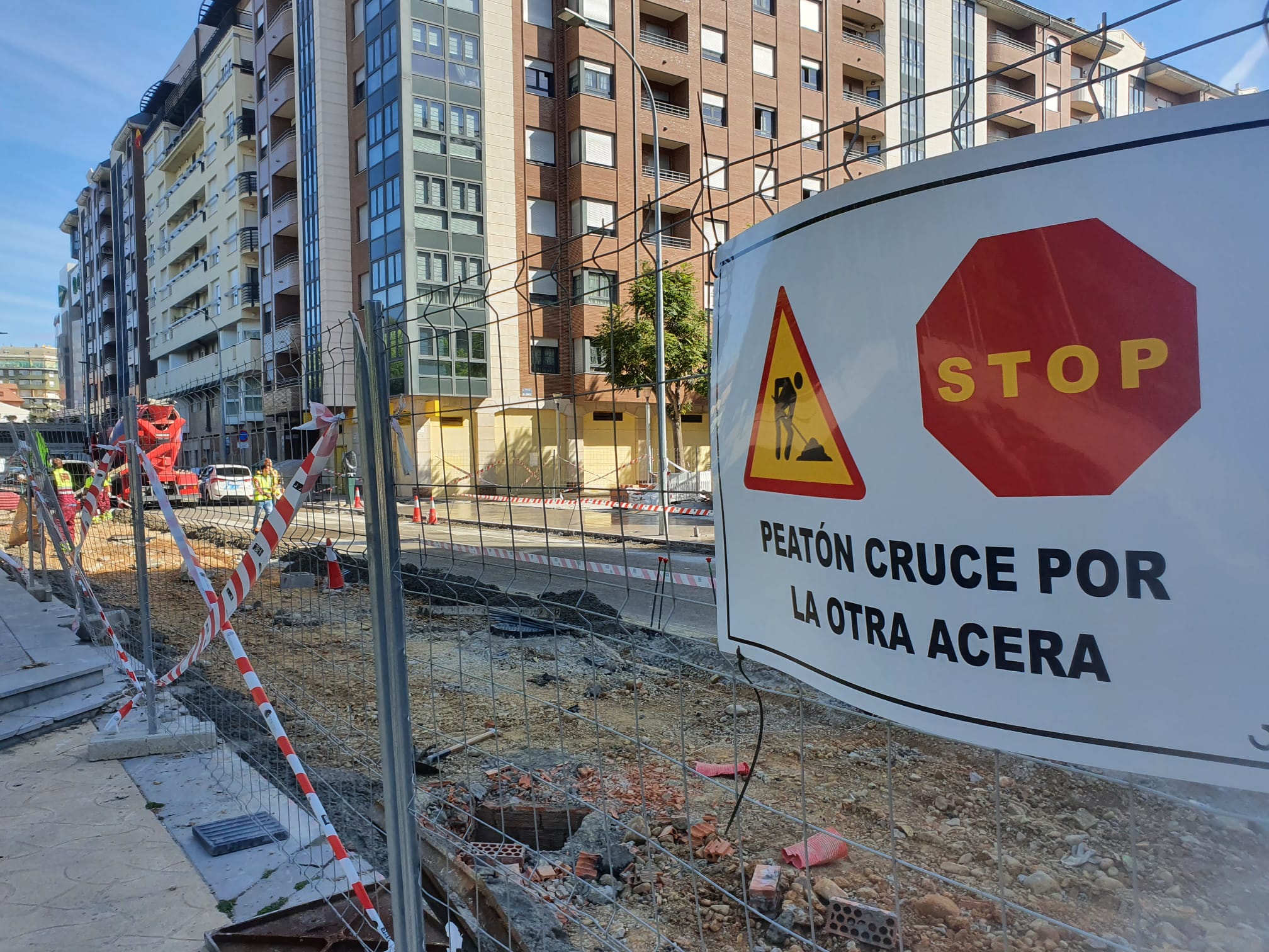 El alcalde de León, José Antonio Diez, acompañado del concejal de Desarrollo Urbano, Luis Miguel García Copete, ha visitado las obras que se están realizando en las calles Fray Luis de León, Señor de Bembibre y Santos de olivera de la zona de la Chantría
