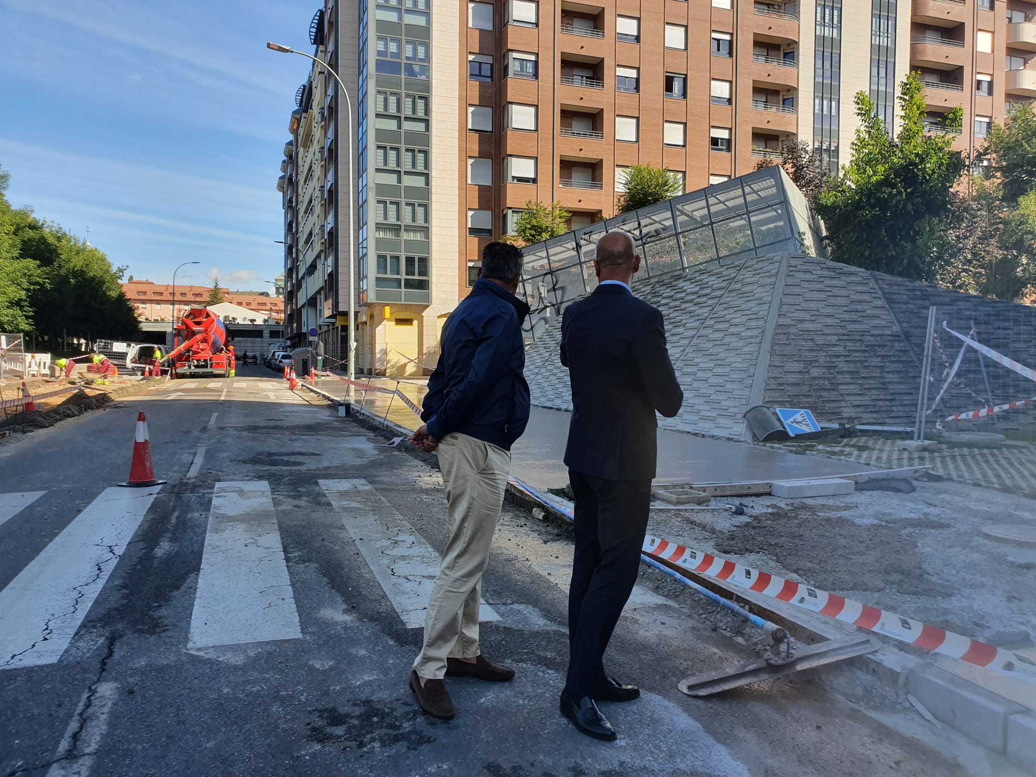 El alcalde de León, José Antonio Diez, acompañado del concejal de Desarrollo Urbano, Luis Miguel García Copete, ha visitado las obras que se están realizando en las calles Fray Luis de León, Señor de Bembibre y Santos de olivera de la zona de la Chantría